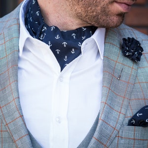 Cravatta Ascot blu navy con ancore bianche, cravatta fatta a mano, matrimonio, abito da sposo, cravatta Ascot con ancora, ascot da matrimonio, cravatta