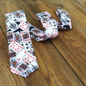 La migliore cravatta Cravatta con carte da gioco, Cravatte, Cravatta fatta a mano, Cravatta da matrimonio, Cravatta per uomo, donna e bambino, Cravatta da tasca, Cravatta con carte, Fazzoletto da taschino con carte