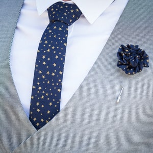 Gold Sterne auf dunkelblau schmale Krawatte, Krawatte mit Sternen, Geschenk, Retro, Geschenke für ihn, Jahrestag, Hochzeitskrawatte, Krawatten, Krawatte für Männer, Krawatte mit Goldsternen