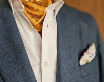 Goldene Ascot-Krawatte mit dunkelblauen Details, handgemachte Krawatte, Hochzeitskrawatte, Muster Ascot-Krawatte, Hochzeits-Ascot, Tageskrawatte