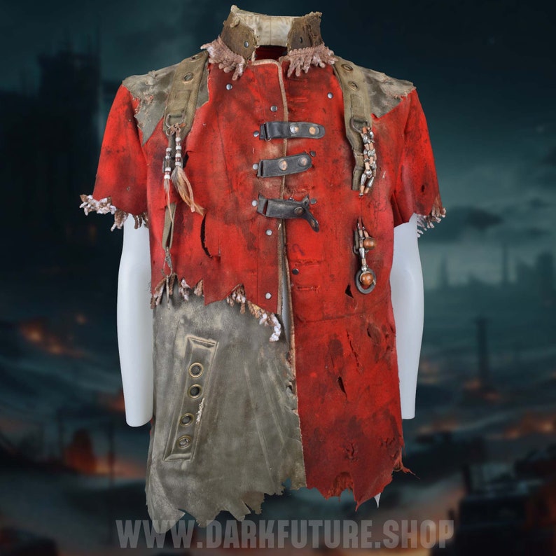 K&ouml;nnte beinhalten: Eine rote und braune Lederweste mit Schnallen, Riemen und Fransen. Die Weste hat einen abgenutzten Look und ist mit Perlen und Charms verziert.