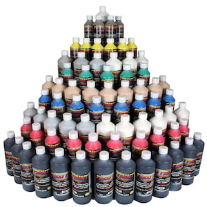 Puede incluir: Una gran colección de botellas de pintura en varios colores, incluyendo negro, blanco, rojo, azul, verde y marrón. Las botellas están dispuestas en forma de pirámide y están etiquetadas como "Flexi Paint".