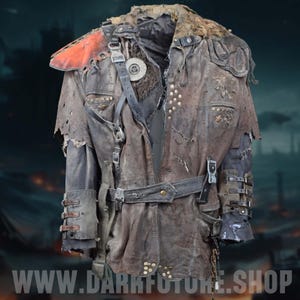 K&ouml;nnte beinhalten: Eine braune Lederjacke mit abgenutztem Look, mit mehreren Riemen, Schnallen und Nieten. Die Jacke hat einen Pelzkragen und einen roten Lederfleck auf der Schulter. Der Text "WWW.DARKFUTURE.SHOP" ist am unteren Rand des Bildes sichtbar.