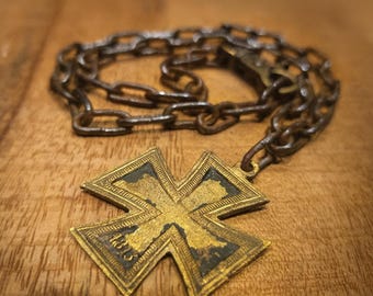 Halsband i mässingsjärnkors – Antikguldsmycken i bikerstil