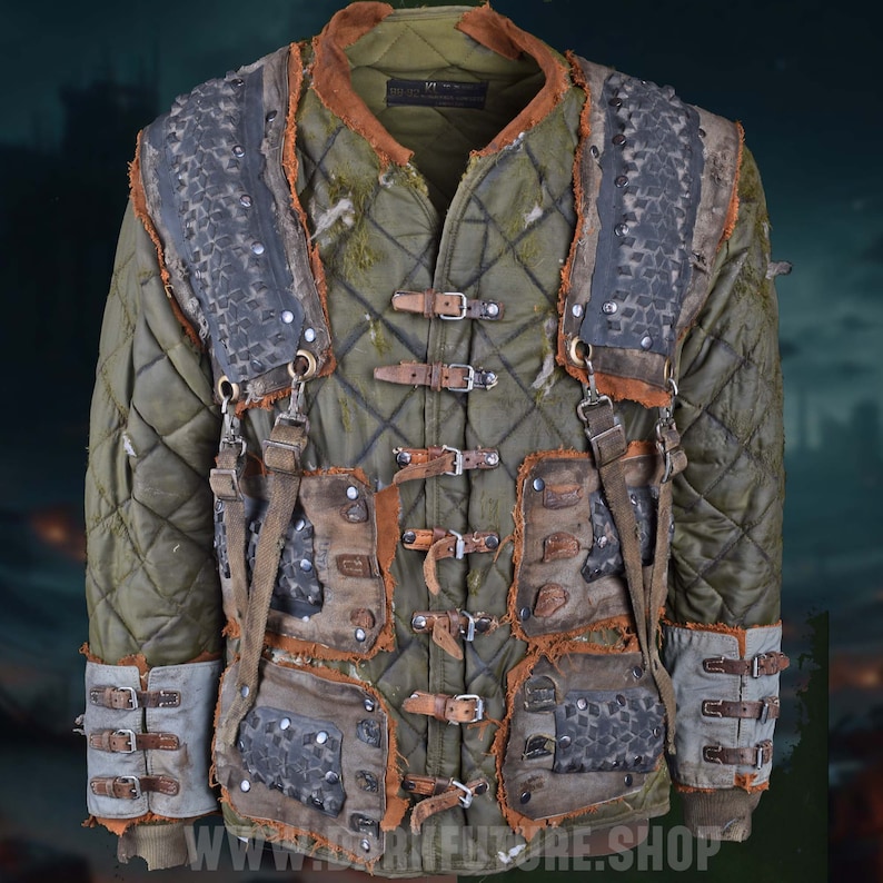 K&ouml;nnte beinhalten: Eine gr&uuml;ne gesteppte Jacke mit braunen Lederriemen und Schnallen. Die Jacke wurde mit braunen Lederflicken und Reifenprofilen modifiziert. Die Jacke tr&auml;gt den Text "DARK FUTURE SHOP" unten.
