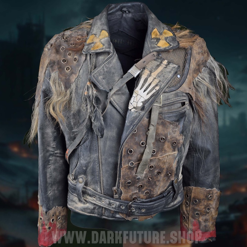 K&ouml;nnte beinhalten: Eine schwarze Lederjacke mit abgenutztem Look, mit einem Totenkopf- und Knochen-Patch, gelben Strahlungssymbol-Patches und einem G&uuml;rtel mit Metallschnallen. Die Jacke hat einen Pelzkragen und ist mit verschiedenen Riemen und Schnallen verziert.