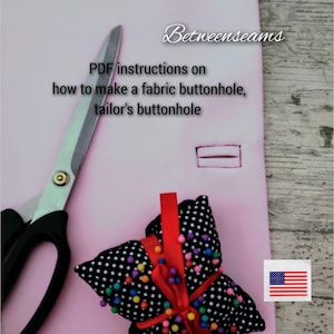 Puede incluir: Un fondo de tela rosa con el texto "Instrucciones en PDF sobre cómo hacer un ojal de tela, ojal de sastre". También se ven unas tijeras, un alfiletero de lunares blancos y negros y una bandera estadounidense.