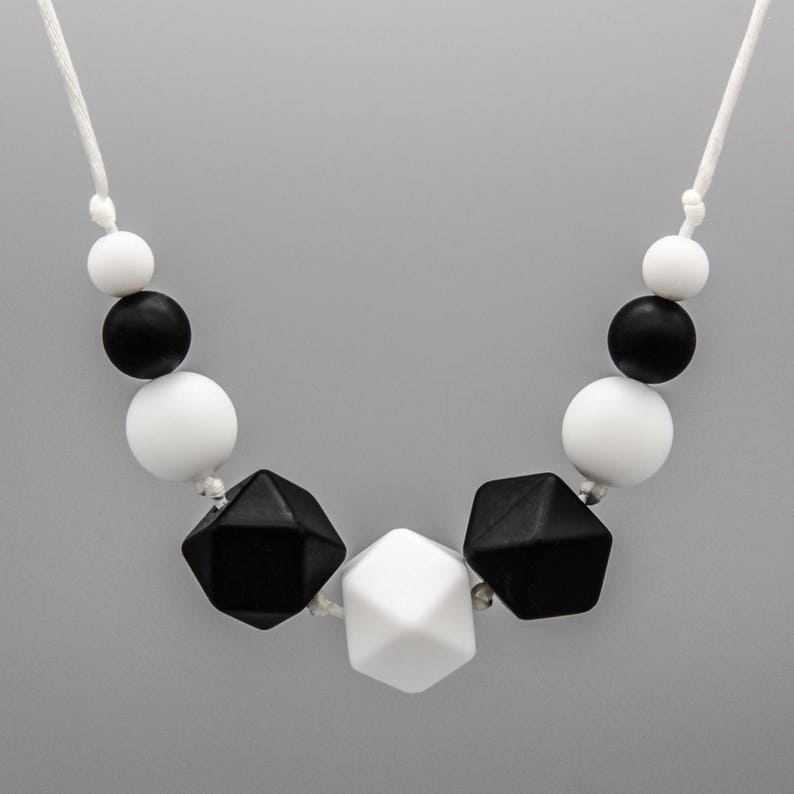 NecklaceStill Chain black /& White silicone Jewelry