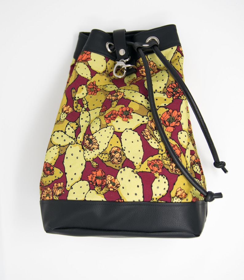 Bucket bag or comfortable backpack in cotton twill and eco leather