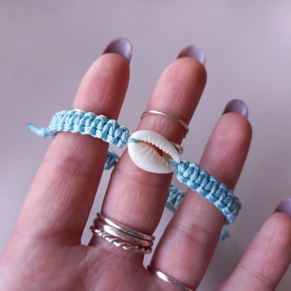 Knotted bracelet with kauri shell - light blue