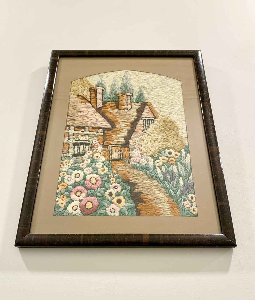 Broderie Crewel Vintage – Floral Et Baies – Encadrée 18x22 – Art Mural Cottage