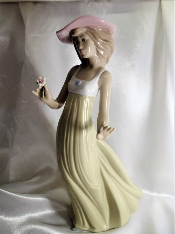 10 Tall Gentle Breeze Lladro Nao Collectible Porcelain Figurine Girl/Young Lady 10 Tall Gentle Breeze Lladro Nao Collectible Porcelain Figurine Girl/Young Lady