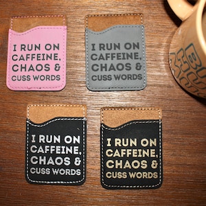 Corro con cafeína, caos y malas palabras cartera de teléfono / titular de tarjeta personalizado para la parte posterior del teléfono
