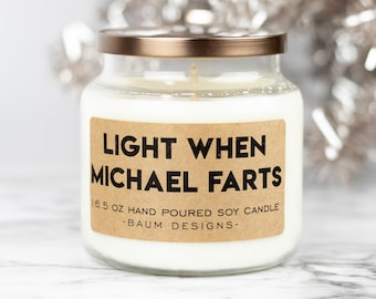 Bougie de soja Light When Name Farts personnalisée | Drôle de 16,5 oz Grandes bougies entièrement naturelles coulées à la main | Cadeau de Noël amusant unique