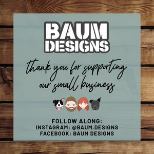 Peut inclure: Une carte de remerciement bleue et blanche avec le texte "BAUM DESIGNS merci de soutenir notre petite entreprise" et des illustrations d'un homme, d'une femme et de deux chiens. La carte comprend &eacute;galement le texte "FOLLOW ALONG: INSTAGRAM: @BAUM.DESIGNS FACEBOOK: BAUM DESIGNS".