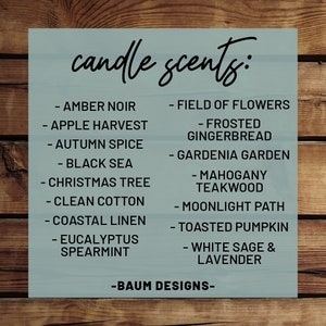 Peut inclure: Une liste de parfums de bougies sur un fond bleu avec le texte "candle scents:" en haut et "BAUM DESIGNS" en bas. Les parfums sont list&eacute;s en deux colonnes. La colonne de gauche comprend Amber Noir, Apple Harvest, Autumn Spice, Black Sea, Christmas Tree, Clean Cotton, Coastal Linen, Eucalyptus Spearmint. La colonne de droite comprend Field of Flowers, Frosted Gingerbread, Gardenia Garden, Mahogany Teakwood, Moonlight Path, Toasted Pumpkin, White Sage & Lavender.