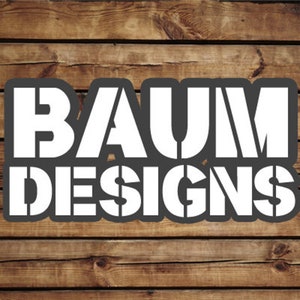 K&ouml;nnte beinhalten: Wei&szlig;er Text auf dunklem Holzgrund lautet "BAUM DESIGNS".