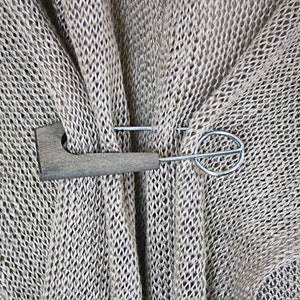 Small wooden safety pin in grey, stable & ideal for knitwear, as cardigans closure, gray cardigan clip, wooden shawl safety pin