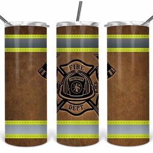 Puede incluir: Tres vasos de acero inoxidable con un diseño de cuero marrón y cinta reflectante amarilla y gris. El vaso del centro presenta un emblema de bombero con las palabras "FIRE", "FIREFIGHTER" y "DEPT."
