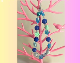 Ciondolo per cellulare con perline verdi / Accessorio fatto a mano in acrilico con stelle, cuori e fiori
