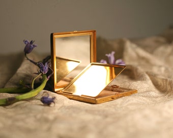 Specchio compatto in polvere di metallo dorato quadrato Pygmalion degli anni '50 RARO Made in USA, specchio compatto in polvere tono oro vintage