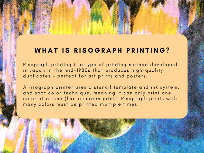 K&ouml;nnte beinhalten: Eine Grafik mit gelbem Hintergrund und schwarzem Text, der erkl&auml;rt, was Risodruck ist. Der Text erkl&auml;rt, dass Risodruck eine Art von Druckverfahren ist, das in den 1980er Jahren in Japan entwickelt wurde und hochwertige Duplikate erzeugt, die sich perfekt f&uuml;r Kunstdrucke und Poster eignen. Der Text erkl&auml;rt auch, dass ein Risodrucker eine Schablonenvorlage und ein Tintensystem sowie eine Spot-Farbtechnik verwendet, was bedeutet, dass er nur eine Farbe gleichzeitig drucken kann (wie ein Siebdruck). Risodrucke mit mehreren Farben m&uuml;ssen mehrmals gedruckt werden.