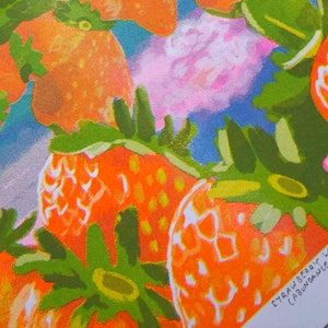 K&ouml;nnte beinhalten: Eine Nahaufnahme eines Gem&auml;ldes mit einer lebendigen Mischung aus Orange, Gelb, Gr&uuml;n und Rosa. Das Gem&auml;lde zeigt eine Ansammlung von Erdbeeren mit Bl&auml;ttern, die ein farbenfrohes und abstraktes Design erzeugen. Der Text "STRAWBERRY LAKE (ABUNDANCE)" ist in der rechten unteren Ecke sichtbar.