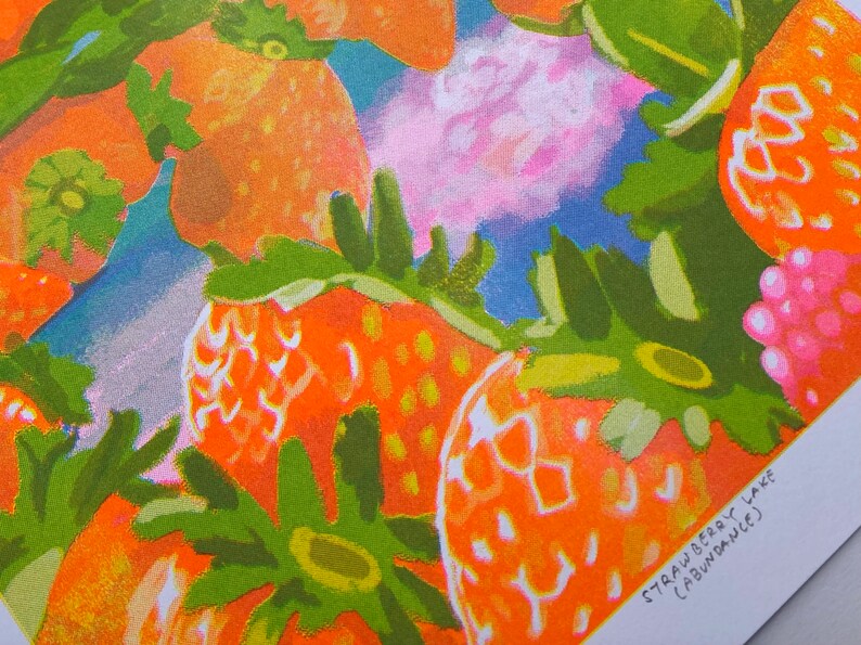 K&ouml;nnte beinhalten: Eine Nahaufnahme eines Gem&auml;ldes mit einer lebendigen Mischung aus Orange, Gelb, Gr&uuml;n und Rosa. Das Gem&auml;lde zeigt eine Ansammlung von Erdbeeren mit Bl&auml;ttern, die ein farbenfrohes und abstraktes Design erzeugen. Der Text "STRAWBERRY LAKE (ABUNDANCE)" ist in der rechten unteren Ecke sichtbar.