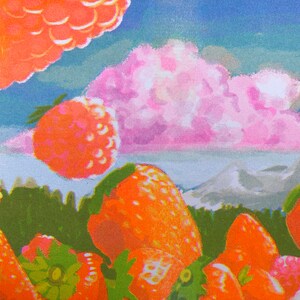 K&ouml;nnte beinhalten: Ein Gem&auml;lde, das ein Feld mit Erdbeeren zeigt, mit einer rosa Wolke im Hintergrund. Die Erdbeeren sind rot und gr&uuml;n und in einem zuf&auml;lligen Muster angeordnet. Die Wolke ist flauschig und wei&szlig; und schwebt in einem blauen Himmel.