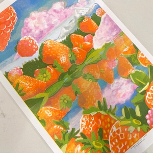K&ouml;nnte beinhalten: Eine farbenfrohe Illustration eines Erdbeerfeldes mit rosa Wolken im Hintergrund. Die Erdbeeren sind in einem leuchtenden Orange- und Rotton dargestellt, mit gr&uuml;nen Bl&auml;ttern und Stielen. Die Illustration ist eine skurrile und verspielte Darstellung eines Erdbeerfeldes.