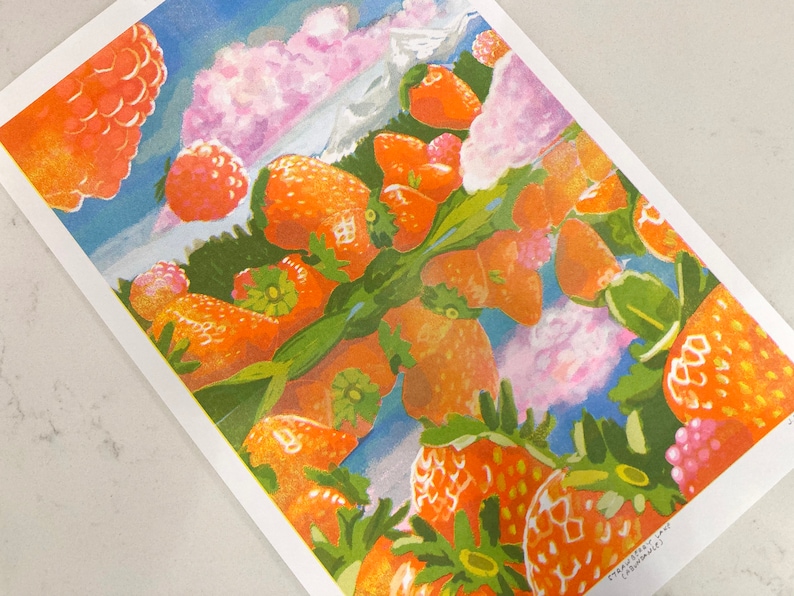 K&ouml;nnte beinhalten: Eine farbenfrohe Illustration eines Erdbeerfeldes mit rosa Wolken im Hintergrund. Die Erdbeeren sind in einem leuchtenden Orange- und Rotton dargestellt, mit gr&uuml;nen Bl&auml;ttern und Stielen. Die Illustration ist eine skurrile und verspielte Darstellung eines Erdbeerfeldes.