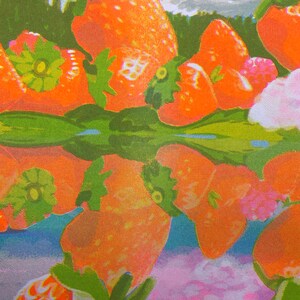 K&ouml;nnte beinhalten: Ein lebendiges, abstraktes Gem&auml;lde mit einem Muster aus &uuml;berlappenden orangefarbenen und roten Erdbeeren mit gr&uuml;nen Bl&auml;ttern. Die Erdbeeren sind in einem symmetrischen Muster angeordnet, das Tiefe und Bewegung erzeugt. Der Hintergrund ist ein sanftes, pastellfarbenes Blau mit einem Hauch von Rosa und Gr&uuml;n.