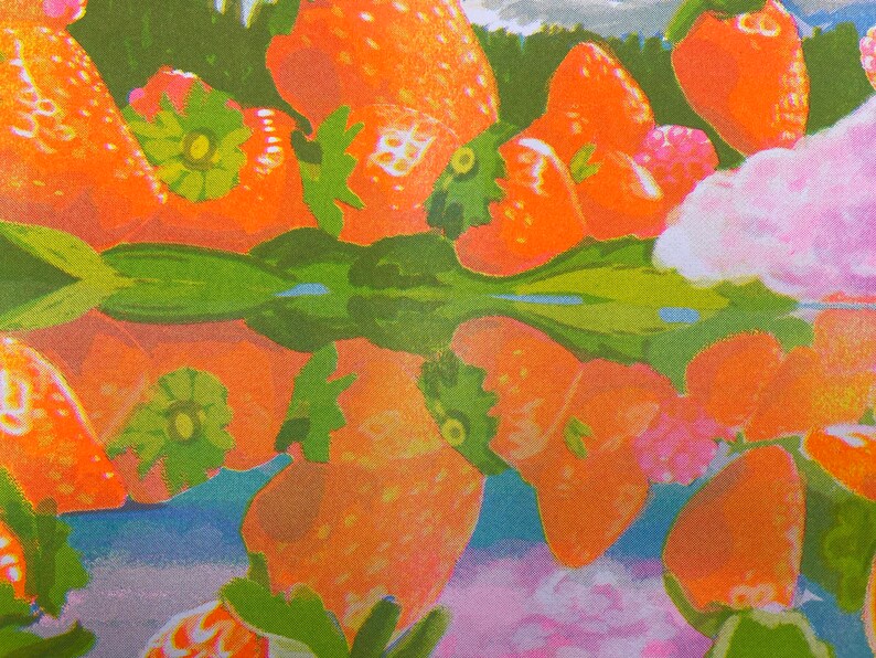 K&ouml;nnte beinhalten: Ein lebendiges, abstraktes Gem&auml;lde mit einem Muster aus &uuml;berlappenden orangefarbenen und roten Erdbeeren mit gr&uuml;nen Bl&auml;ttern. Die Erdbeeren sind in einem symmetrischen Muster angeordnet, das Tiefe und Bewegung erzeugt. Der Hintergrund ist ein sanftes, pastellfarbenes Blau mit einem Hauch von Rosa und Gr&uuml;n.