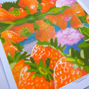 K&ouml;nnte beinhalten: Eine Nahaufnahme eines Gem&auml;ldes, das ein Feld mit roten Erdbeeren mit gr&uuml;nen Bl&auml;ttern zeigt. Die Erdbeeren sind stilisiert gemalt, mit einer texturierten, fast pixelartigen Optik. Der Text "Strawberry Lake (Abundance)" ist in der rechten unteren Ecke des Gem&auml;ldes geschrieben.