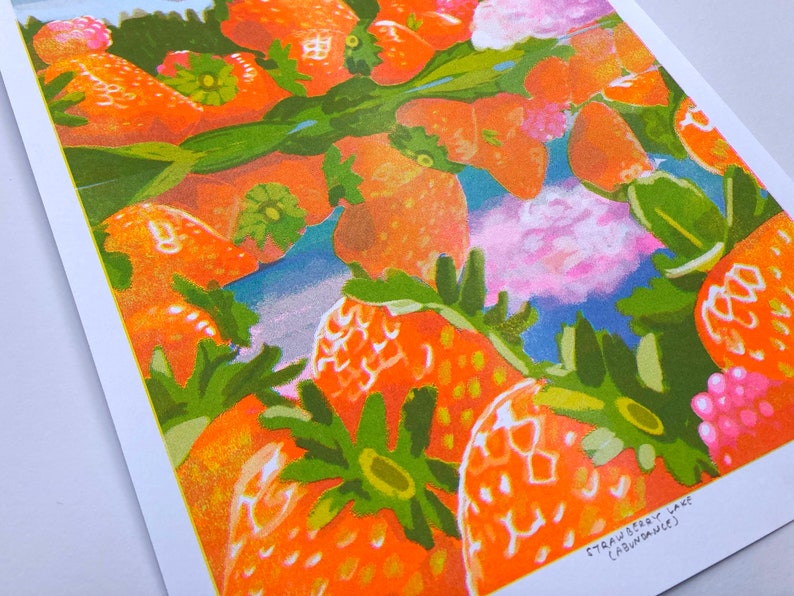 K&ouml;nnte beinhalten: Eine Nahaufnahme eines Gem&auml;ldes, das ein Feld mit roten Erdbeeren mit gr&uuml;nen Bl&auml;ttern zeigt. Die Erdbeeren sind stilisiert gemalt, mit einer texturierten, fast pixelartigen Optik. Der Text "Strawberry Lake (Abundance)" ist in der rechten unteren Ecke des Gem&auml;ldes geschrieben.