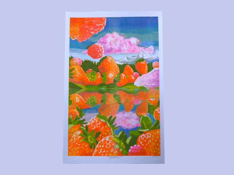 K&ouml;nnte beinhalten: Ein farbenfrohes Gem&auml;lde einer Landschaft mit einem See, der einen Himmel mit rosa Wolken und eine Bergkette im Hintergrund spiegelt. Der Vordergrund ist mit gro&szlig;en, orangen Erdbeeren gef&uuml;llt.