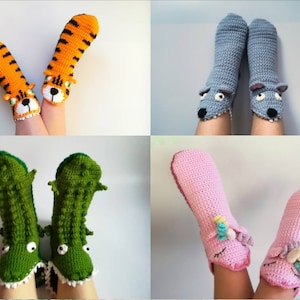 Puede incluir: Cuatro pares de calcetines de pantuflas de ganchillo con caras de animales. Los calcetines son de varios colores, incluyendo naranja, verde, gris y rosa. Las caras de animales incluyen un tigre, un cocodrilo, un lobo y un unicornio.