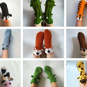 Puede incluir: Una colección de diez pares de zapatillas de animales de crochet. Las zapatillas son de varios colores y presentan diferentes caras de animales, incluyendo un pingüino, un cocodrilo, un tigre, un oso, un zorro, una vaca y una jirafa.