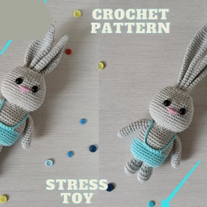 Puede incluir: Patrón de crochet para un juguete antiestrés de conejo gris que lleva un tanque azul claro. El patrón se titula "CROCHET PATTERN" y el juguete está etiquetado como "STRESS TOY".