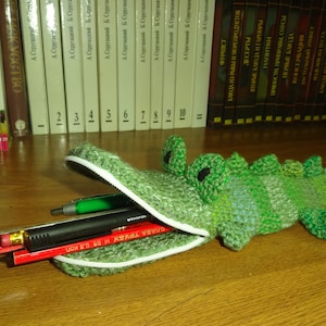 かぎ針編みのペンケース ワニをあみぐるみのぬいぐるみとして、かぎ針編みの動物を学校へのプレゼントとして