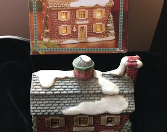 Dickens Collectibles 383-8331 porcelain lighted house in original padded box tested