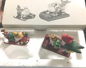 Dept 56 Village Accessories “Prueba de juguetes”. Caja original retirada que nunca se exhibió.