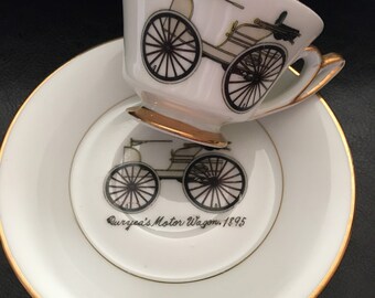 Taza de té en miniatura con ribete dorado y platillo. Napon original pintado a mano. Grabado en oro.