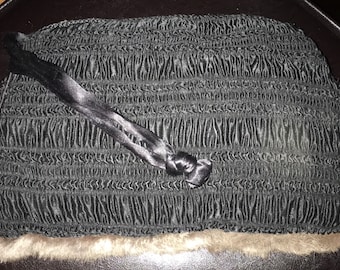 Manguito de piel de invierno vintage de los años 30 con compartimento con cremallera y muñequera de satén y forro de lana de cordero.