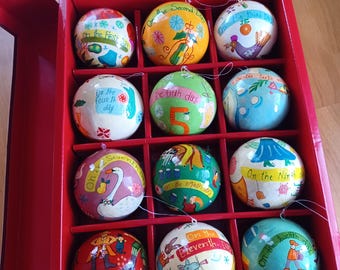 Adornos redondos de papel maché para el árbol de Navidad de los 12 días