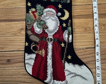 Tapiz de media de Papá Noel con respaldo de terciopelo rojo. El nombre en la parte superior es Robin.