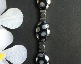 Noir et argent tacheté - Bracelet noir, Bracelet en argent, Bracelet de perles de verre, perle tchèque, perles, Bracelet, moins de 25 ans, mode