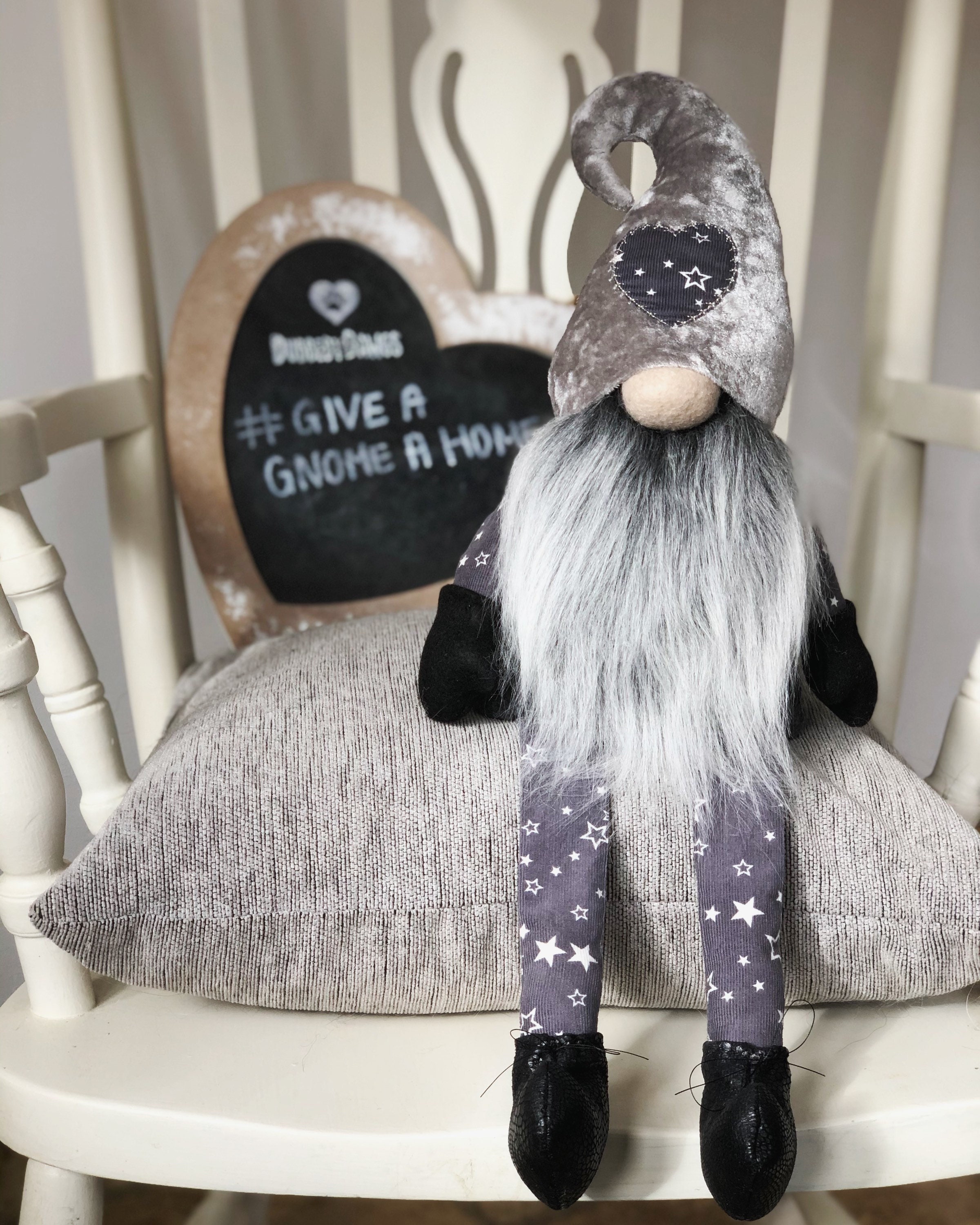 Gnome Shelf Sitter