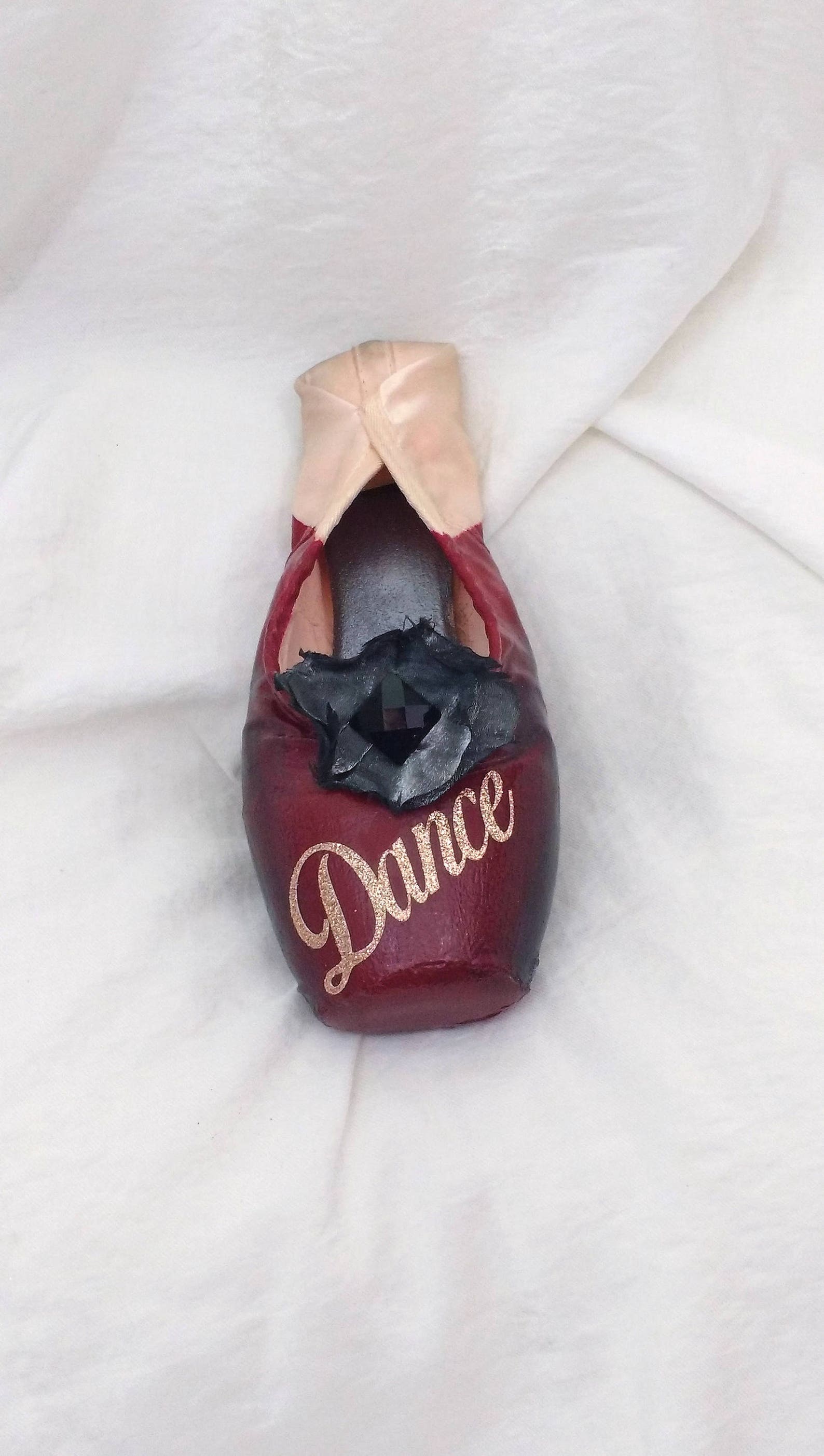 maroon dance decorated pointe shoe, maroon embellished toe shoe, maroon decorated ballet shoe, decorated classical ballet pointe