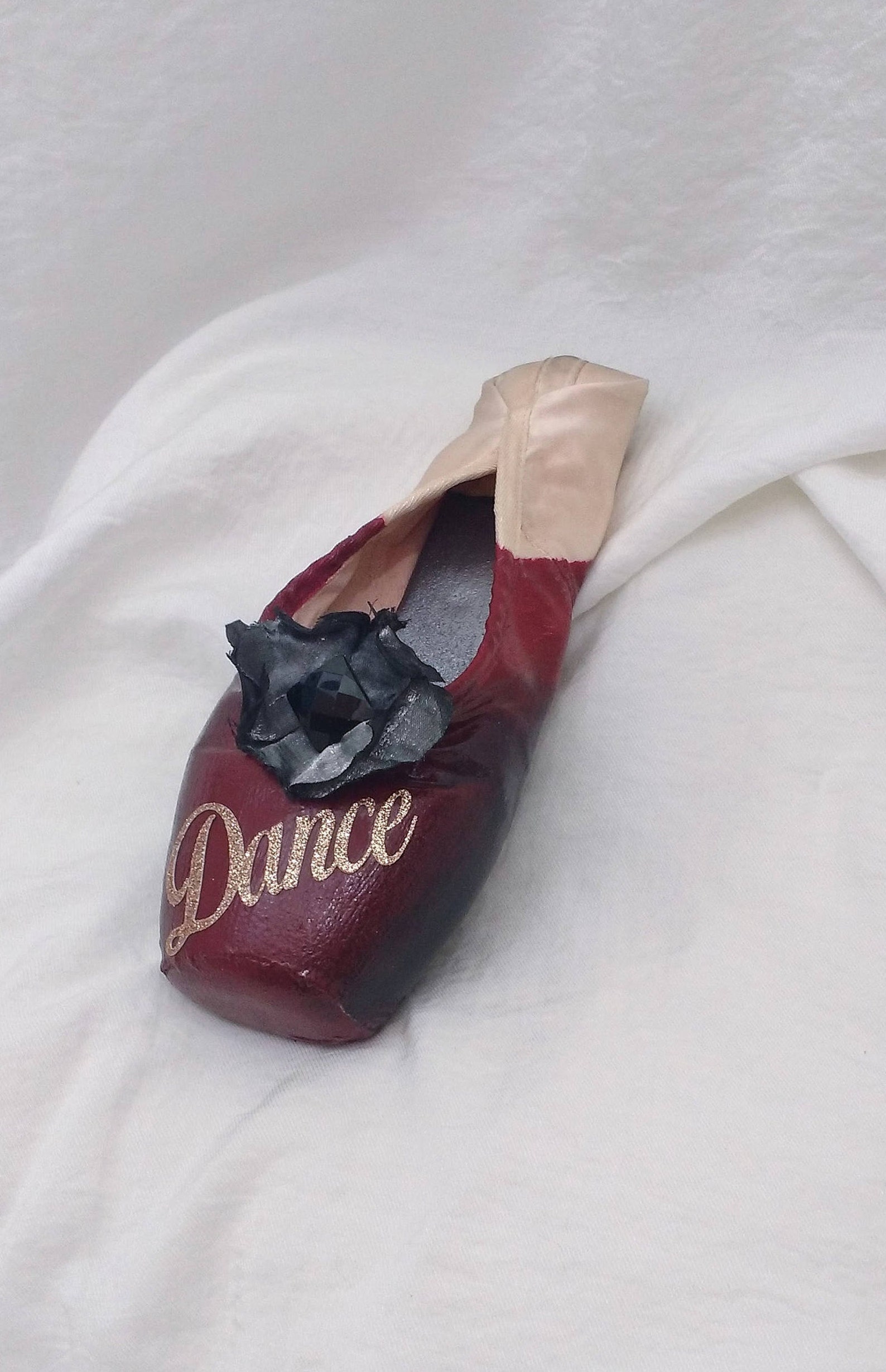 maroon dance decorated pointe shoe, maroon embellished toe shoe, maroon decorated ballet shoe, decorated classical ballet pointe